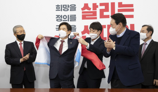 국민의힘 이준석(가운데) 대표가 7일 오후 국회에서 국민의힘에 입당한 무소속 이용호 의원에게 당복을 입혀주고 있다. 왼쪽부터 국민의힘 김종인 총괄선거대책위원장, 이 의원, 이 대표, 윤석열 대선후보, 김병준 상임선대위원장.국회사진기자단·연합뉴스